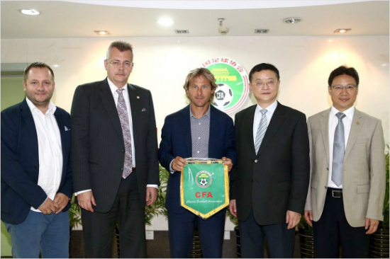 중국슈퍼리그앰버서더자격으로중국축구협회를방문한파벨네드베드.(사진=중국축구협회홈페이지)