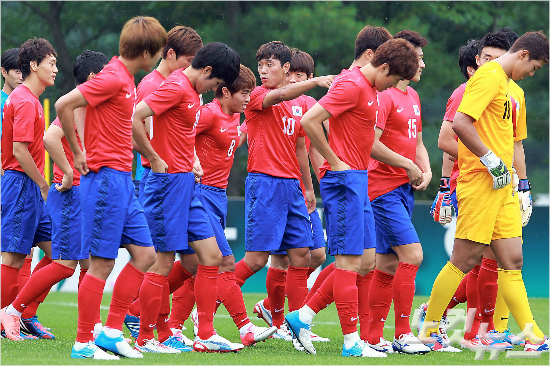 2012년런던올림픽당시와일드카드로올림픽축구대표팀에합류했던공격수박주영(가운데)은일본과3-4위전에서골을넣으며한국축구의사상첫올림픽메달획득에기여했다.황진환기자