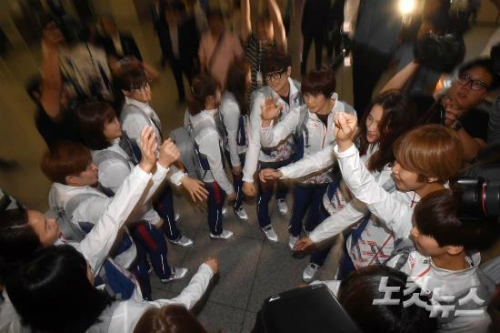 제31회리우하계올림픽대회에참가하는대한민국선수단핸드볼선수들이지난26일저녁인천공항에서대한항공전세기KE9061편으로출국하기전선전을다짐하며파이팅을외치고있다.(사진=박종민기자/노컷뉴스)