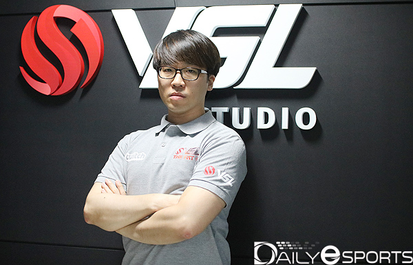 조1위로 8강에 진출한 '무릎'.