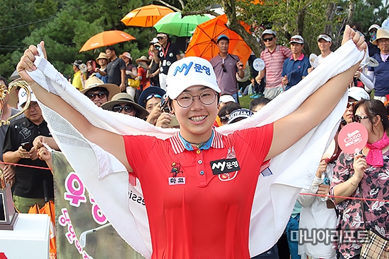 ▲조정민이카이도MBC플러스여자오픈최종3라운드에서우승을차지한후양팔을들어올리며기뻐하고있다.경산(경북)=박태성기자