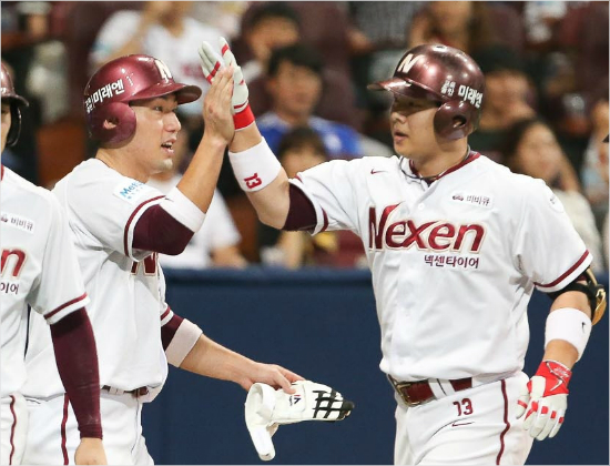 '웬만해선땀도안나요'넥센은무더위가기승을부린7월쾌적한고척돔홈에서강세를보이며가을야구의꿈을키워가고있다.사진은지난달27일두산과홈경기때서건창(왼쪽)과윤석민이하이파이브를하는모습.(자료사진=넥센)