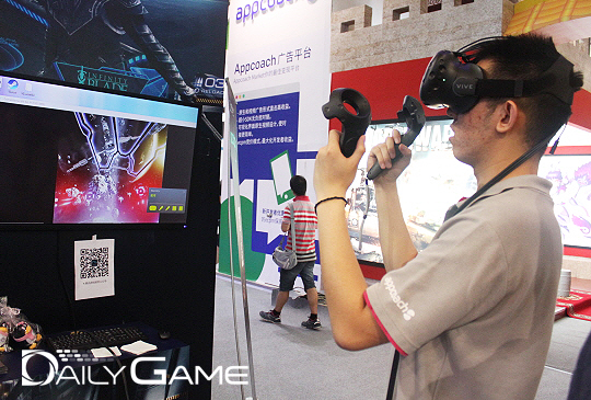 VR 게임을 체험 중인 관람객