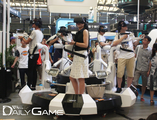 VR 기기를 활용한 단체 어트랙션 체험 부스는 현장에서 큰 인기를 끌었다