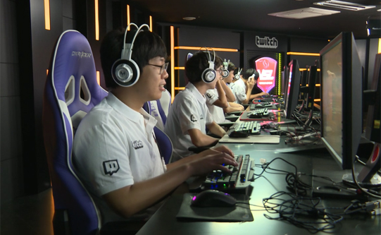 두 번의 풀 세트 접전 끝에 조 1위로 8강에 오른 스퀘어.