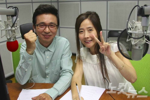 지난달12일CBS라디오'오후의향기강수지입니다'방송을앞두고김국진과강수지가포즈를취하고있다.(사진=윤창원기자/노컷뉴스)