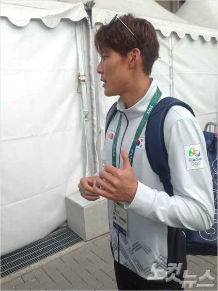 5일(한국시간)리우올림픽수영장에서훈련을마치고나온박태환.왼손을자세히보면새끼손가락쪽에상처가있다(사진=노컷뉴스)