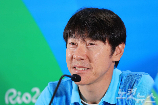 리우올림픽조별리그피지와첫경기를앞둔축구대표팀신태용감독이3일오후(현지시간)공식기자회견이진행된브라질바이아주살바도르FonteNovaArena(아레나폰치노바)에서경기에대한입장을밝히고있다.(올림픽사진공동취재단)
