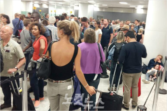 '입국지옥'3일(현지시각)리우올림픽이열리는브라질에도착한세계각국입국자들이상파울루공항에서입국심사를위해기다리는모습.한시간반이넘는대기에어린백인자매들(오른쪽)이주저앉는등지친모습이다.(상파울루=노컷뉴스)