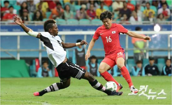 권창훈은생각대로공격이풀리지않았던피지전에서후반17분과18분연속골을터뜨리며8골차대승의발판을마련했다.사우바도르(브라질)=올림픽사진공동취재단