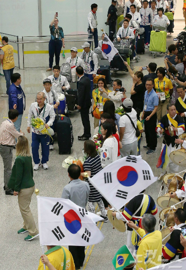 교민들의환영을받으며리우데자네이루갈레앙국제공항에입국하는대한민국올림픽대표팀선수단.(사진=박종민기자)