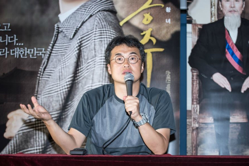 지난3일서울소공동롯데시네마에비뉴엘점에서역사교사최태성씨가학생,학부모들과함께영화'덕혜옹주'를본뒤대화시간을갖고있다.(사진=롯데엔터테인먼트제공)
