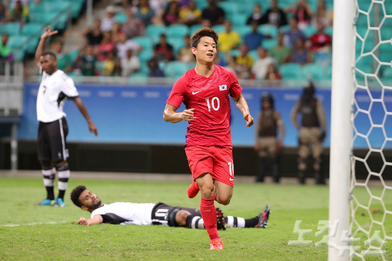 4일오후(현지시간)브라질살바도르폰치노바아레나에서열린축구조별리그C조1차전한국과피지와의경기에서류승우가피지선수를제치고첫골을성공시키며환호하고있다.(올림픽사진공동취재단)