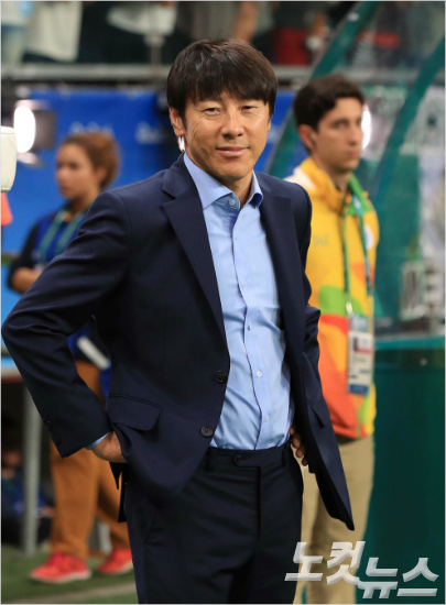 류승우와권창훈,문창진의2선은피지와조별예선8-0승리를이끌며신태용올림픽축구대표팀감독을웃게했다.사우바도르(브라질)=올림픽사진공동취재단