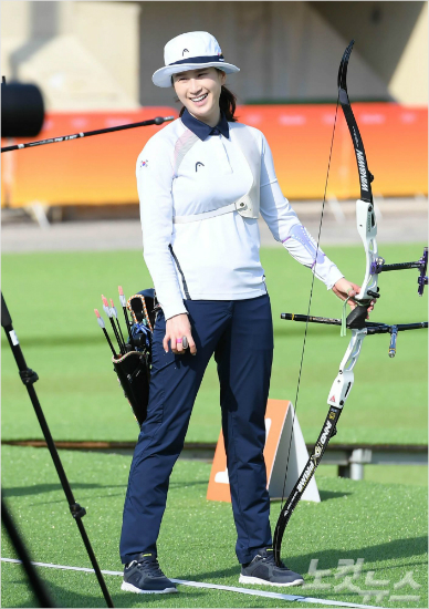 2016리우올림픽양궁대표팀적응훈련이시작된30일오후(현지시각)양궁경기가열릴예정인삼보드로모경기장에서기보배가훈련중미소짓고있다.(리우(브라질)=올림픽사진공동취재단)