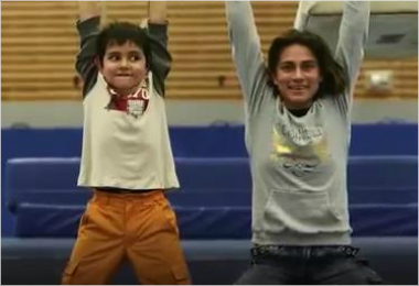 아들과장난스럽게포즈를취한옥사나추소비티나.사진=유튜브화면캡처