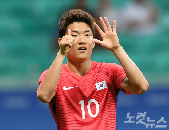 4일오후(현지시간)브라질사우바도르폰치노바아레나에서열린2016리우올림픽남자축구조별리그C조1차전한국과피지의경기에서류승우가사인을보내고있다.(올림픽사진공동취재단)