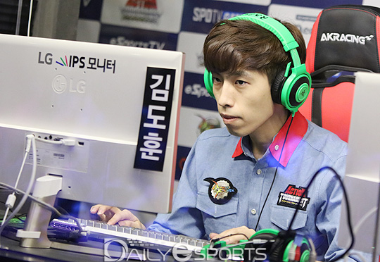 4강 진출에 성공한 김도훈.