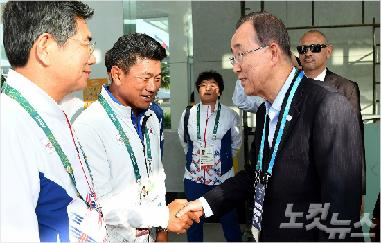 2016리우올림픽개막을하루앞둔4일(현지시각)브라질리우데자네이루바하올림픽선수촌을방문한반기문UN사무총장이골프최경주감독과악수를나누고있다(리우데자네이루=올림픽사진공동취재단)