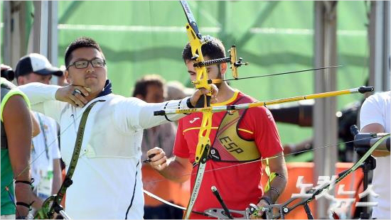 2016리우올림픽개막일인5일(현지시간)브라질리우데자네이루마라카낭삼보드로모양궁장에서열린양궁남자개인랭킹라운드에서김우진선수가첫활시위를당기고있다.김우진은72발합계700점을쏴지난런던올림픽랭킹라운드에서임동현이세웠던699점에서1점을넘어서며세계기록과올림픽기록을갈아치웠다.(리우데자네이루(브라질)=올림픽사진공동취재단)