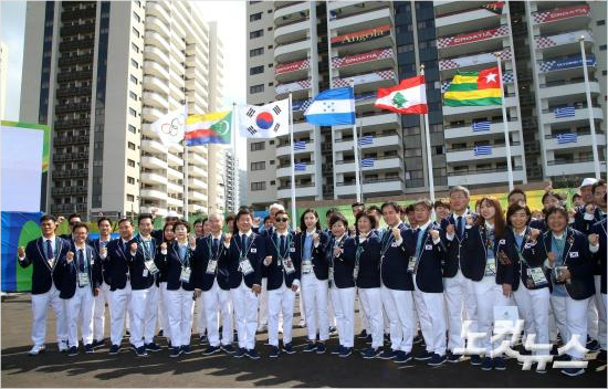 2016리우올림픽에출전하는대한민국선수단이2일오전(현지시간)브라질리우데자네이루바하올림픽선수촌에서공식입촌식을가졌다.정몽규선수단장과조영호사무총장등임원진과선수들이입촌식을마친후기념촬영을하고있다.(리우데자네이루(브라질)=올림픽사진공동취재단)