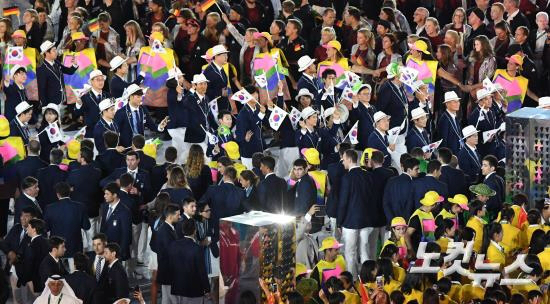 5일오후(현지시간)브라질리우데자네이루의마라카낭주경기장에서막을올린'2016리우데자네이루올림픽'개막식에대한민국선수단이입장하고있다.(사진=올림픽사진공동취재단)