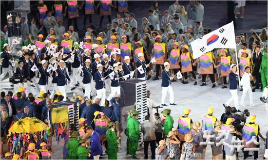 5일오후(현지시간)브라질리우데자네이루의마라카낭주경기장에서막을올린'2016리우데자네이루올림픽'개막식에대한민국선수단이입장하고있다.(리우데자네이루=올림픽사진공동취재단)