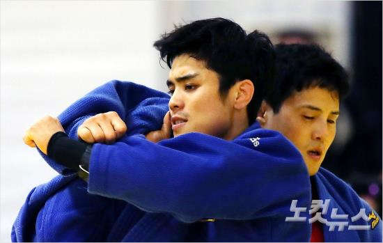 남자유도60kg급김원진이최민호코치를상대로훈련에매진하고있다.(리우데자네이루(브라질)=올림픽사진공동취재단)
