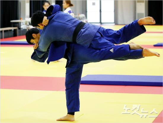 "연습도실전처럼"김원진이훈련에서상대를메치고있다.(리우데자네이루(브라질)=올림픽사진공동취재단)