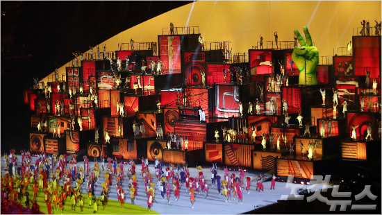 5일오후(현지시간)브라질마라카낭경기장에서열린2016리우올림픽개막식에서화려한개막공연이펼쳐지고있다.황진환기자