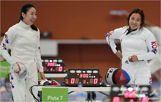 펜싱에뻬의신아람선수(왼쪽)와강영미가1일오전(현지시간)브라질리우데자네이루바하올림픽파크파빌리온훈련장에서연습경기를준비하고있다./올림픽사진공동취재단
