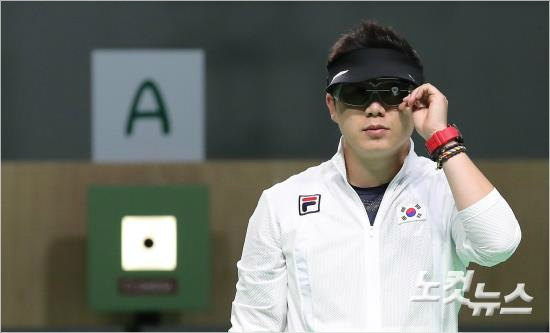 진종오는2위로결선에진출했지만8명가운데5위에그쳐아쉽게올림픽2연패가무산됐다.리우데자네이루(브라질)=올림픽사진공동취재단