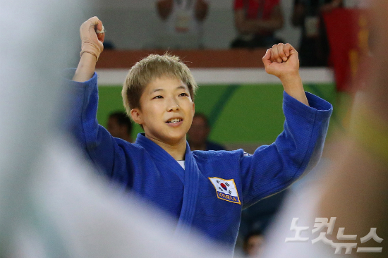 리우데자네이루올림픽여자유도-48kg에출전한정보경이6일오후(현지시간)8강전몽골MUNKHBATU선수에승리후환호하고있다.(올림픽사진공동취재단)