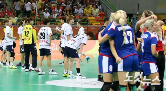여자핸드볼대표팀은유럽의강호러시아를상대로앞선경기를펼치고도막판역전을허용해아쉬운패배로리우올림픽을시작했다.리우데자네이루(브라질)=올림픽사진공동취재단