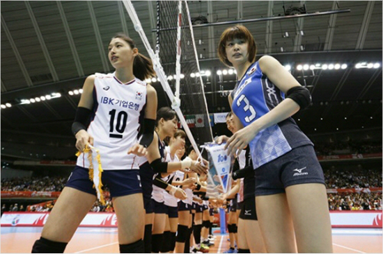 '엇갈린에이스명암'6일(현지시각)리우데자네이루올림픽여자배구A조1차전에서승리를이끈한국주장김연경(왼쪽)과패배를맛봐야했던일본주장기무라사오리.(자료사진=국제배구연맹)