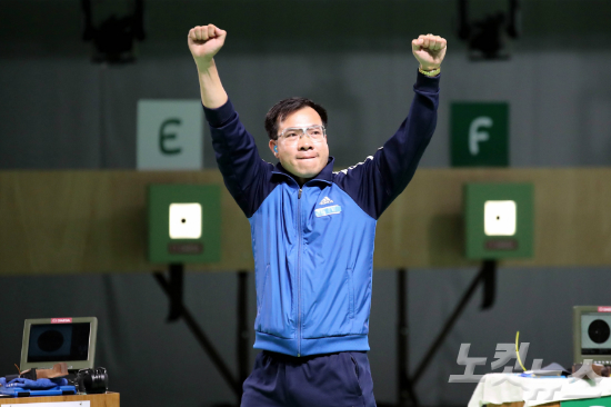 '베트남의국민영웅탄생!'호앙쑤안빈(베트남)이6일오후(현지시간)브라질리우데자네이루데오도루올림픽사격장에서열린2016리우올림픽남자10m공기권총결선에서우승을한뒤손을들어보이고있다.(올림픽사진공동취재단)