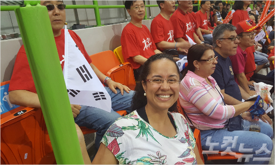 에너지와파이팅이넘치는한국팀경기가좋다는브라질인마리아니헤아스고메스가태극기까지손에들고여자핸드볼팀을응원하고있다.(사진)리우데자네이루=CBS노컷뉴스박지환기자