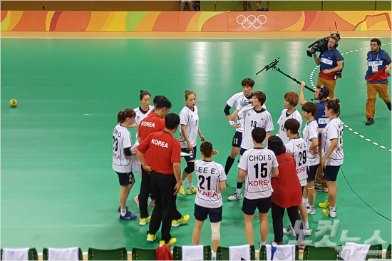 리우올림픽에서금메달재현을노리는한국여자핸드볼팀이첫경기에서강호러시아를맞아선전했지만안타깝게패했다.선수들이작전타임중임영철감독의지시를받고있다.(사진)리우데자네이루=CBS노컷뉴스박지환기자