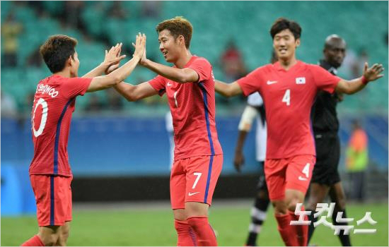 독일전키를쥐고있는손흥민(가운데)과피지전해트트릭을기록한류승우(왼쪽).(사우바도르(브라질)=올림픽사진공동취재단)