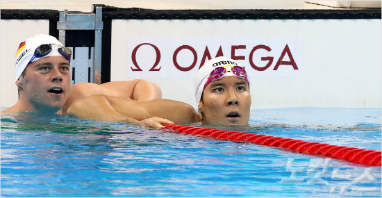 400M자유형예선에출전한박태환이6일오후(현지시간)브라질리우데자네이루바하올림픽수영장에서경기를마치고기록을확인하고있다.박태환은예선기록전체10위에머물면서8명이출전하는결선진출에실패했다./올림픽사진공동취재단