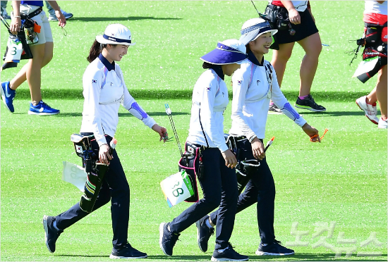 2016리우올림픽개막일인5일(현지시간)브라질리우데자네이루마라카낭삼보드로모양궁장에서열린양궁여자개인랭킹라운드에서한국에기보배,장혜진,최미선선수가점수를확인하기위해과녁으로향하고있다.올림픽사진공동취재단