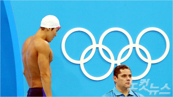 400M자유형예선에출전한박태환이6일오후(현지시간)브라질리우데자네이루바하올림픽수영장에서경기를마치고경기장을떠나고있다.박태환은예선기록전체10위에머물면서8명이출전하는결선진출에실패했다./올림픽사진공동취재단