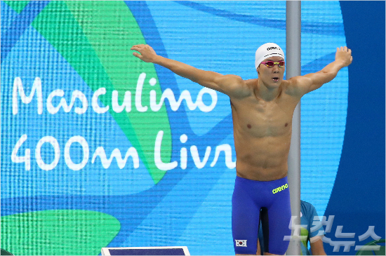 수영대표박태환이6일오후(현지시간)브라질리우데자네이루바하올림픽아쿠아틱스스테디움에서열린남자자유형400m예선경기출발에앞서몸을풀고있다.박태환은예선기록전체10위에머물면서8명이출전하는결선진출에실패했다./올림픽사진공동취재단