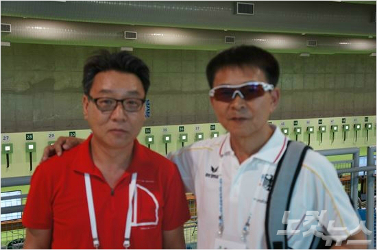 박충건베트남사격대표팀감독(왼쪽)과장재관사우디감독.(사진=대한사격연맹제공)