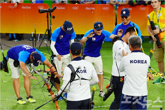 6일오후(현지시간)브라질리우데자네이루마라카낭삼보드로무양궁장에서열린2016리우올림픽양궁남자단체전에서은메달을차지한미국선수들이금메달을차지한한국선수들에게절을하고있다.(리우=올림픽사진공동취재단)