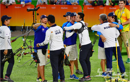 6일오후(현지시간)브라질리우데자네이루마라카낭삼보드로무양궁장에서열린2016리우올림픽양궁남자단체전에서금메달을차지한한국선수들이은메달을차지한미국선수들과포옹하고있다.(리우=올림픽사진공동취재단)