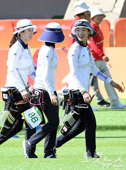 '8회연속금메달을향해!'한국여자양궁대표팀의(왼쪽부터)기보배,장혜진,최미선이8일(한국시각)일본과'2016리우올림픽'여자양궁단체전8강경기를치른다.(올림픽사진공동취재단)