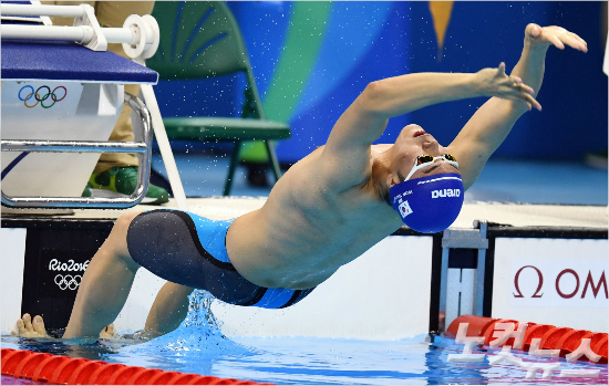 국제수영연맹의초청으로생애첫올림픽출전의꿈을이룬수영대표팀의막내원영준은배영100m에서전체출전선수39명가운데30위로경기를마쳤다.리우데자네이루(브라질)=올림픽사진공동취재단
