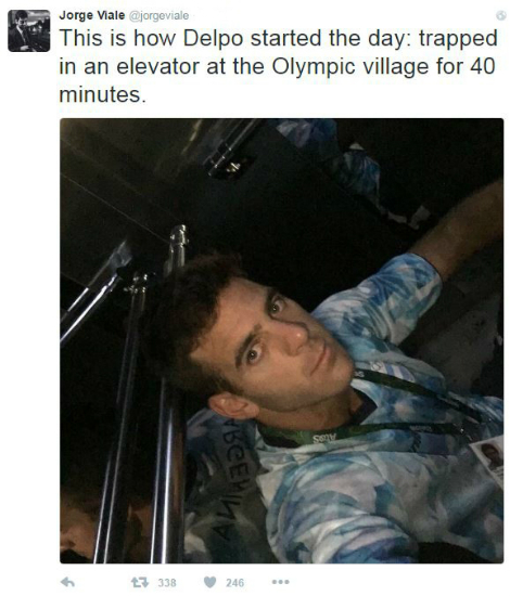 '이것이하루를시작하는방법!'2016리우올림픽에참가중인테니스선수후안델포트로(아르헨티나)가올림픽선수촌엘리베이터에갇히는사고를당했다(사진=트위터캡처)