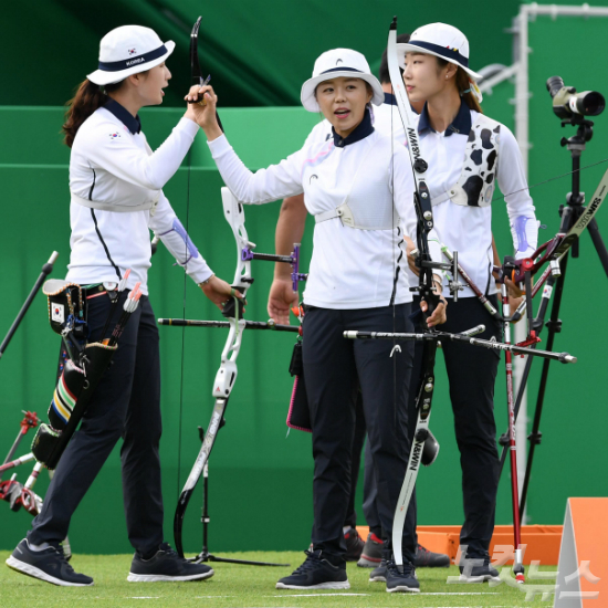 '금메달이보인다!'여자양궁기보배(왼쪽부터),장혜진,최미선이'2016리우올림픽'여자양궁단체전결승전에올랐다.(올림픽사진공동취재단)